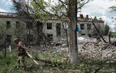 Jedna ze szkół zniszczonych w wyniku rosyjskiego ostrzału we wschodniej Ukrainie