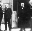 Na konferencji w Wersalu premier Francji Georges Clemenceau (trzeci z lewej) chciał silnej Polski, a