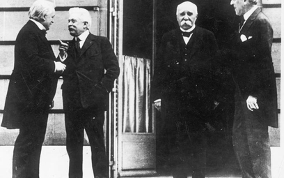 Na konferencji w Wersalu premier Francji Georges Clemenceau (trzeci z lewej) chciał silnej Polski, a