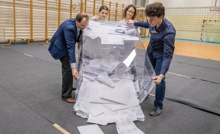 Opróżnianie urny wyborczej