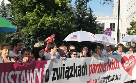 Ruch Palikota z SLD przygotował dwa projekty ustaw o związkach partnerskich. Na zdjęciu pikieta ruch