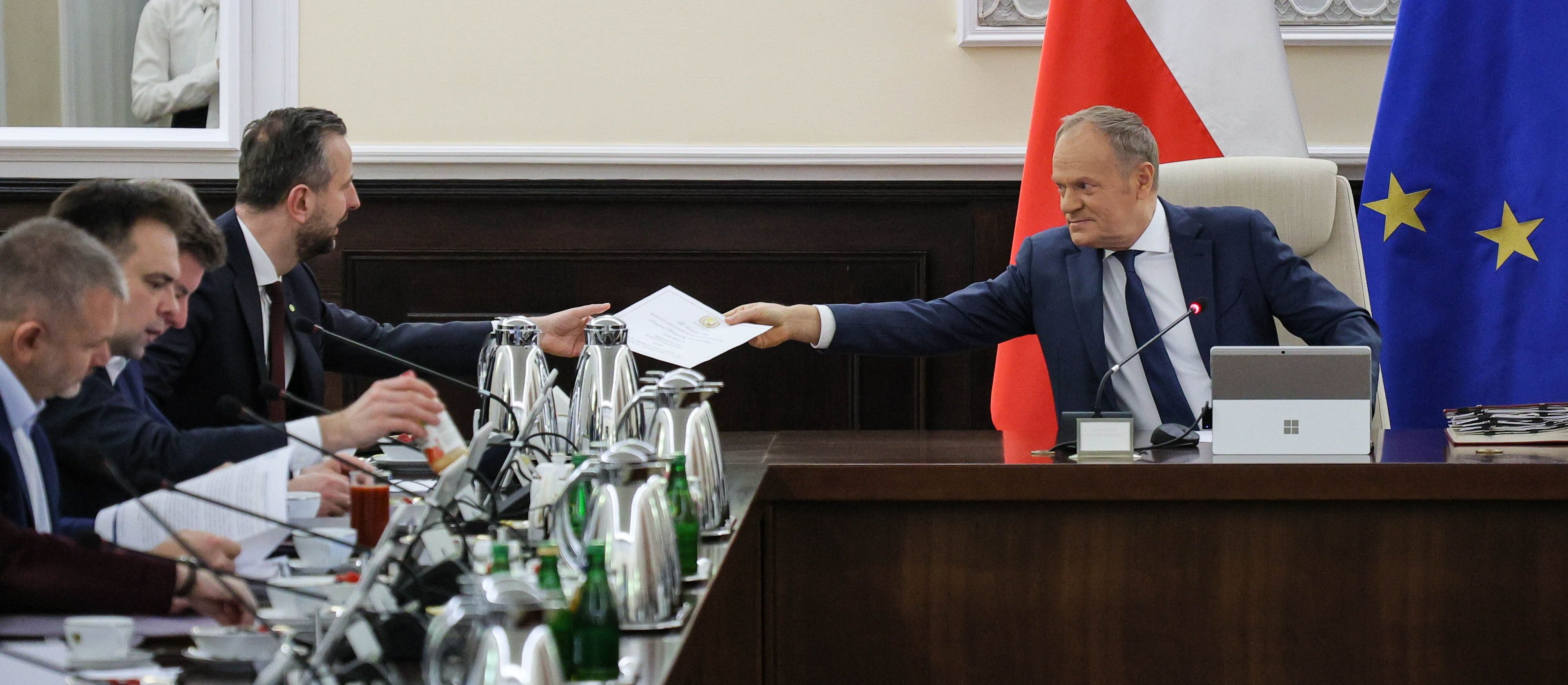 Sondaż: Jak Polacy oceniają program SAFE?