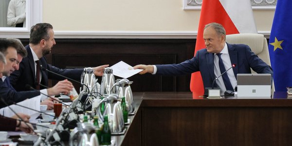 Sondaż: Jak Polacy oceniają program SAFE?