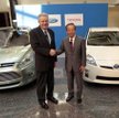 Od lewej: Derrick Kuzak, dyrektor ds. rozwoju w Fordzie oraz Takeshi Uchiyamada, wiceprezes Toyoty.