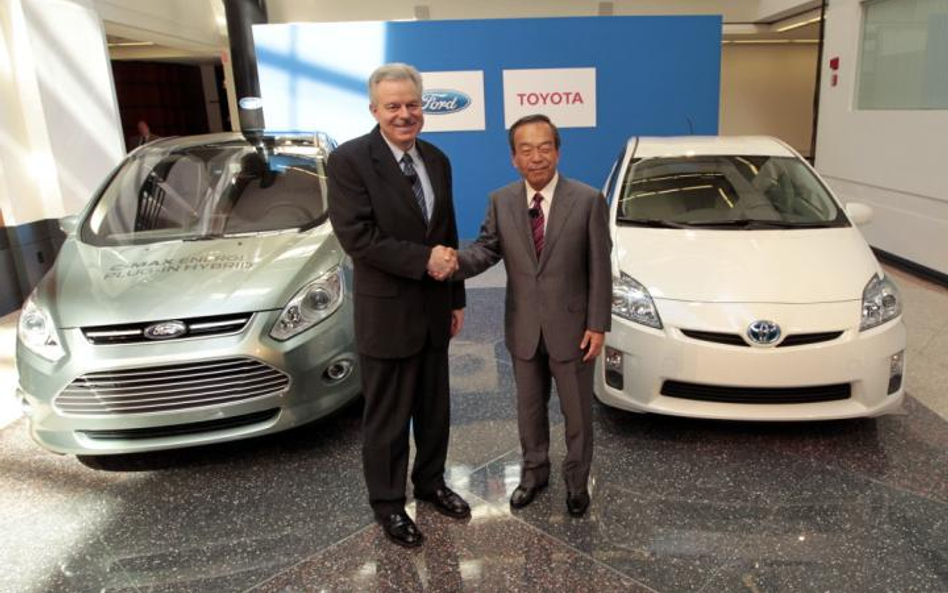 Od lewej: Derrick Kuzak, dyrektor ds. rozwoju w Fordzie oraz Takeshi Uchiyamada, wiceprezes Toyoty.