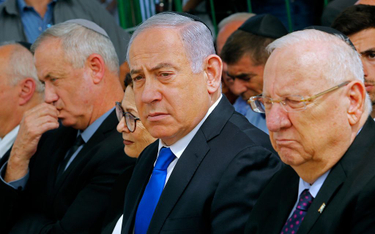 Od prawej: prezydent Reuwen Riwlin, premier Beniamin Netanjahu i lider Niebiesko-Białych Benny Ganc