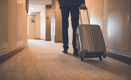 Czym jest podróż służbowa? Resort wyjaśnia. To ważne w kontekście zwolnienia z ZUS