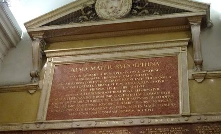Marmurowa tablica Ama Mater Rudolphiny w holu Uniwersytetu