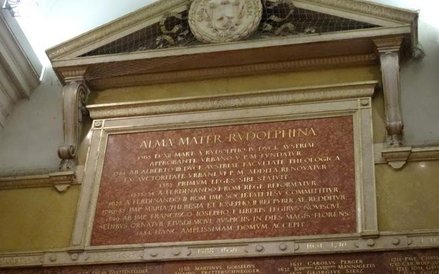 Marmurowa tablica Ama Mater Rudolphiny w holu Uniwersytetu