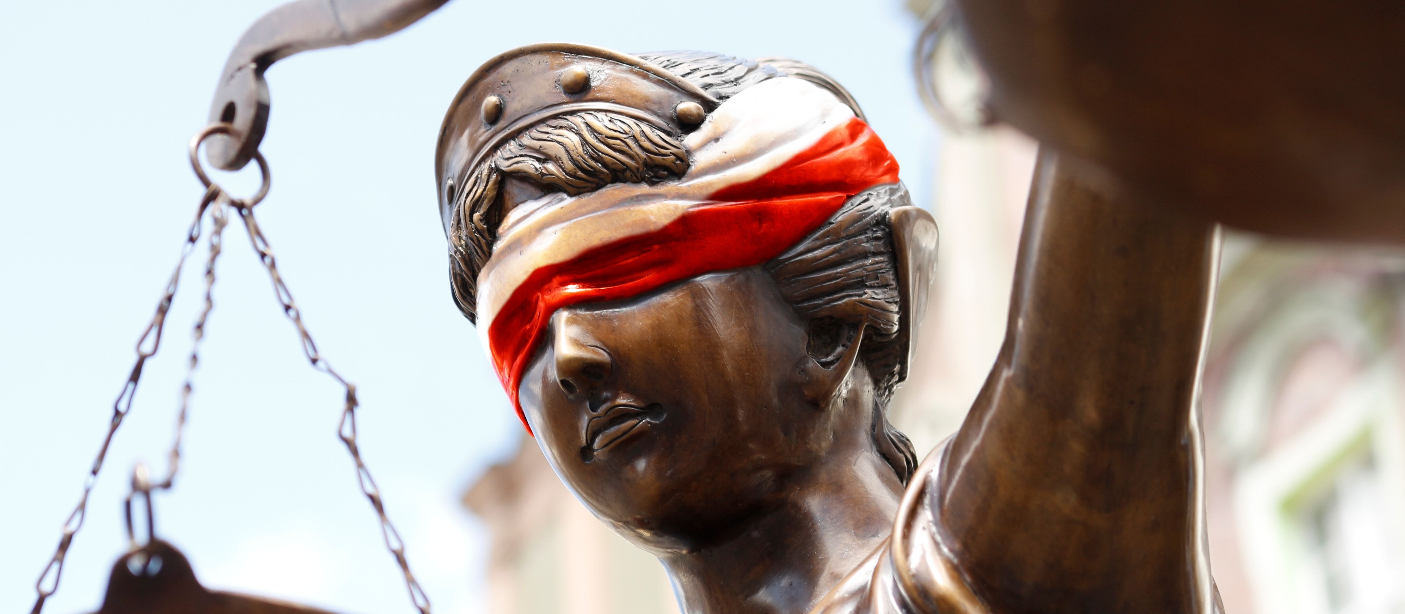 Ewa Szadkowska: Czerwona kartka dla sądów. I nie tylko dla nich