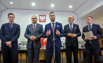 Przewodniczący Komisji Weryfikacyjnej Patryk Jaki (w środku) oraz członkowie komisji: Łukasz Kondrat