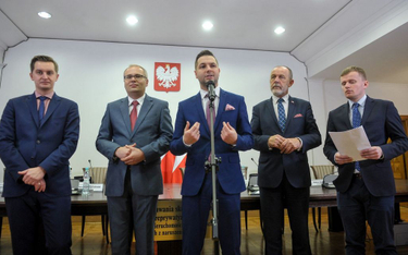 Przewodniczący Komisji Weryfikacyjnej Patryk Jaki (w środku) oraz członkowie komisji: Łukasz Kondrat