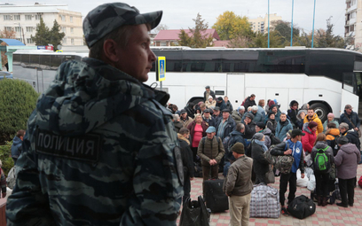 „Ewakuowani” mieszkancy Chersonia czekający na wyjazd w głąb Rosji na stacji kolejowej na Krymie