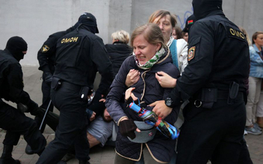 8 września, funkcjonariusze służb zatrzymujący uczestników wiecu poparcia dla aresztowanej Marii Kol