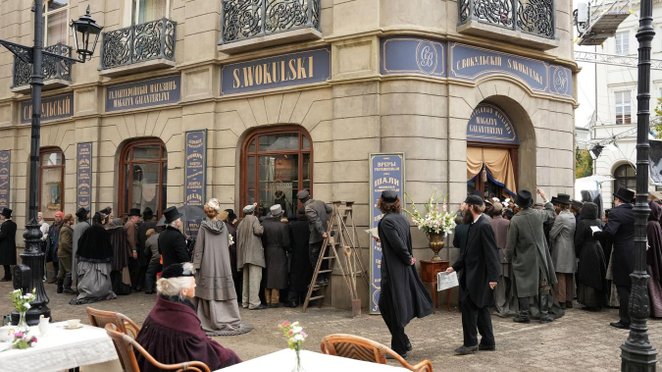 Makieta filmowa sklepu Wokulskiego bardzo udanie wpisała się w krajobraz Krakowskiego Przedmieścia. 