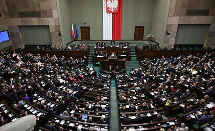 Posłowie na sali posiedzeń Sejmu
