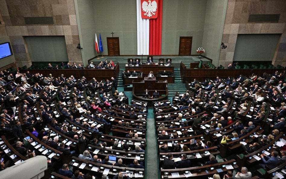 Posłowie na sali posiedzeń Sejmu
