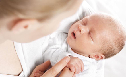 Handel ludźmi to także nielegalne adopcje