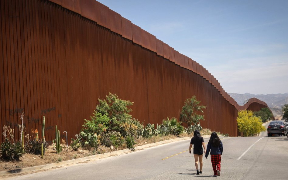 Mur na granicy USA-Meksyk w miejscowości El Manzanito