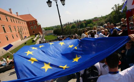 Sondaż: Rosja pcha nas do Europy