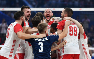 Siatkarze reprezentacji Polski cieszą się ze zwycięstwa po meczu o 1. miejsce turnieju finałowego Li