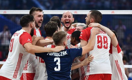 Siatkarze reprezentacji Polski cieszą się ze zwycięstwa po meczu o 1. miejsce turnieju finałowego Li
