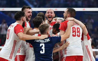 Siatkarze reprezentacji Polski cieszą się ze zwycięstwa po meczu o 1. miejsce turnieju finałowego Li