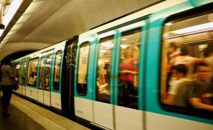 Francja: Spór o definicję molestowania w autobusie i metrze