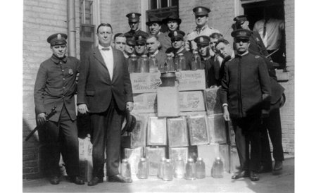 Bimber w USA nazywano blaskiem księżyca (moonshine). W tym nalocie na Waszyngtoński magazyn policjan