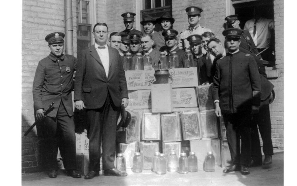 Bimber w USA nazywano blaskiem księżyca (moonshine). W tym nalocie na Waszyngtoński magazyn policjan