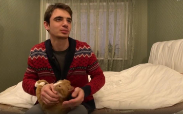 Mieszkaniec Mińska Jurczenko udaje w rosyjskiej telewizji, że wraz ze swym kotem marznie w Krzywym R
