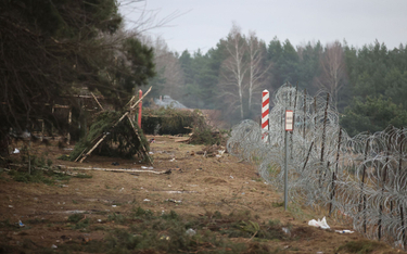 Opuszczony obóz migrantów przy granicy Białorusi z Polską, fotografia z czwartku