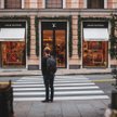 Zmiany na razie wejdą w życie we francuskich butikach, biurach i fabrykach należących do LVMH.