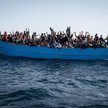 Niemiecki statek przewozi 800 migrantów. Prosi Włochy o wstęp