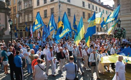 Na odwoływaniu się do przeszłości buduje kapitał polityczny partia Swoboda. Na zdjęciu manifestacja 