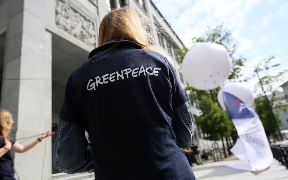 Aktywiści Greenpeace podczas akcji przed siedzibą Polskiej Grupy Energetycznej w Warszawie