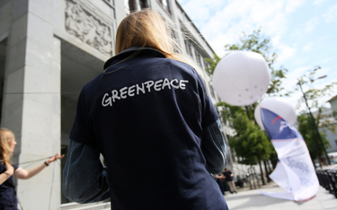 Aktywiści Greenpeace podczas akcji przed siedzibą Polskiej Grupy Energetycznej w Warszawie