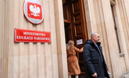 Sławomir Broniarz wychodzi z siedziby MEN