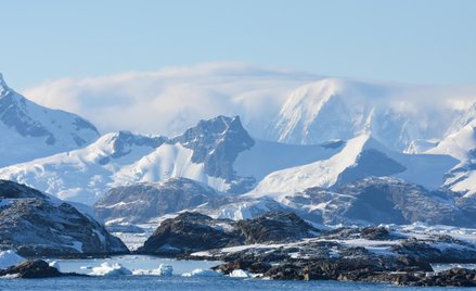 Na terenie Polskiej Stacji Antarktycznej im. Henryka Arctowskiego trwa budowa / zdjęcie ilustracyjne