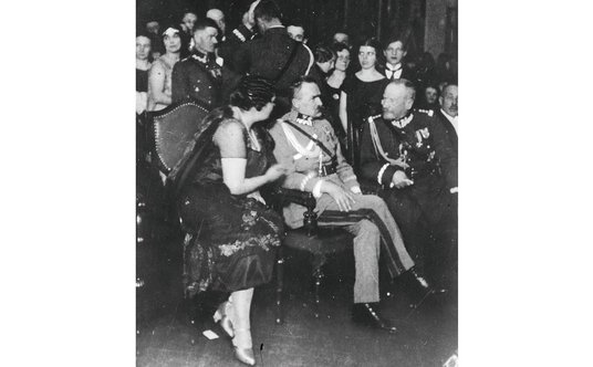 Uroczystości imieninowe Józefa Piłsudskiego, obok Marszałka siedzą: Wincenta Konarzewska i gen. Lucj