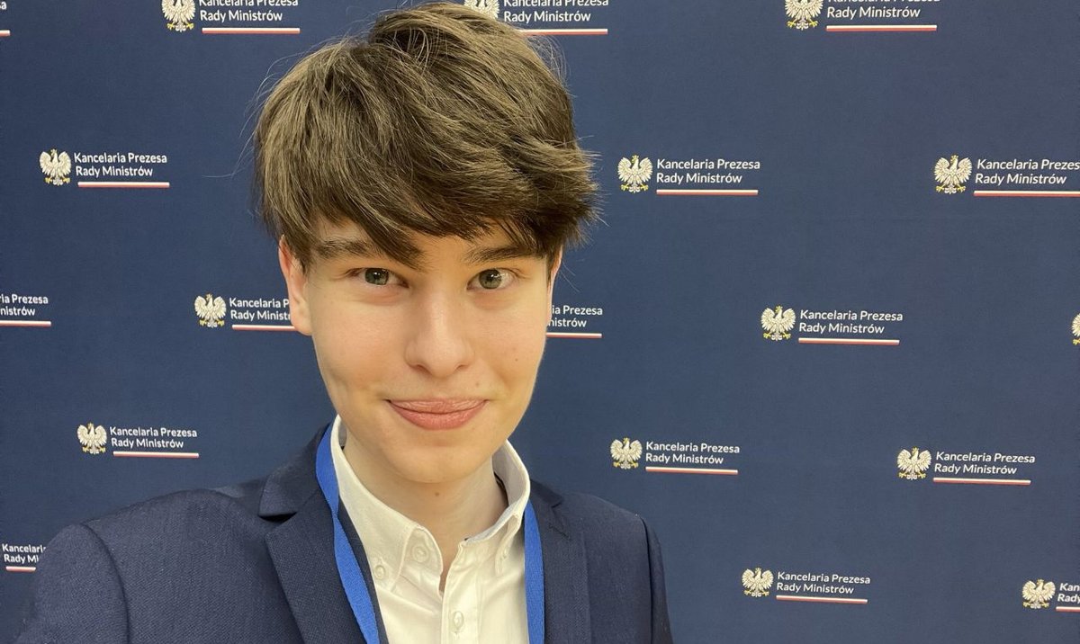 Atakuje opozycję, chwali rząd. 22-latek zatrudniony w Krajowym Zasobie Nieruchomości