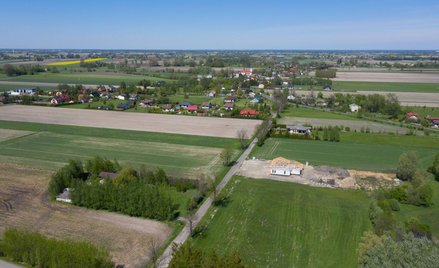 Widok z drona na Baranów (pow. grodziski)