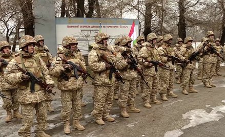 Oddział żołnierzy z Tadżykistanu w ramach Sił Szybkiego Reagowania Układu