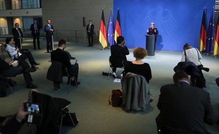 Poniedziałkowa konferencja kanclerz Merkel. Tylko niewielka grupa luźno posadzonych dziennikarzy