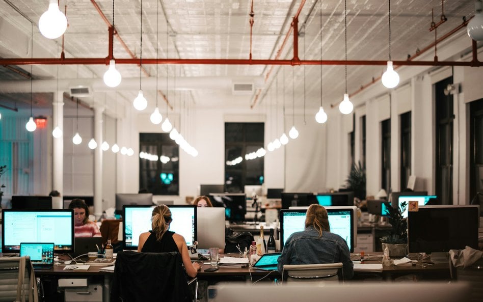Rozwojowi zjawiska „toksycznego multitaskingu” sprzyja powszechność urządzeń wyposażonych w ekranu –