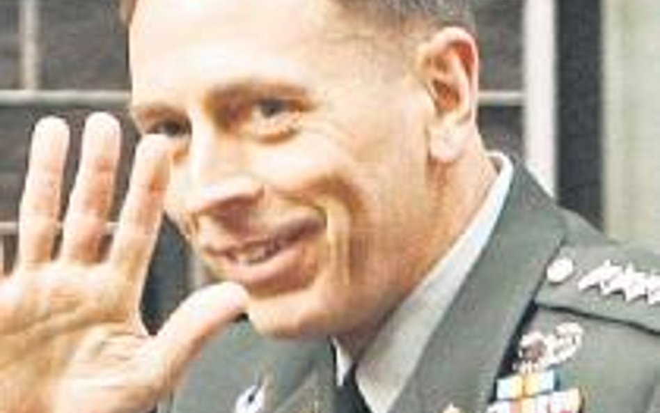 Gen. David Petraeus, szef CIA w latach 2011–2013, obecnie zatrudniony przez fundusz Kohlberg Kravis 