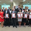 Zwycięzcy tegorocznego rankingu. Od lewej w pierwszym rzędzie: Ewa Usowicz (zastępca red. naczelnego