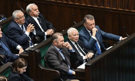 Mimo afery Zondacrypto i ofensywy prawicowych rywali liderzy PiS demonstrują dobry humor i pewność s