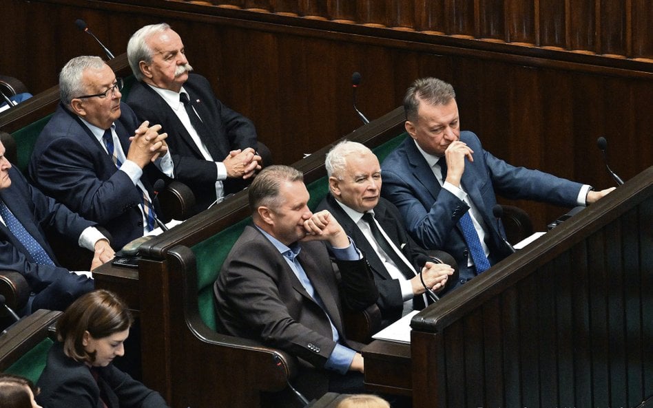 Mimo afery Zondacrypto i ofensywy prawicowych rywali liderzy PiS demonstrują dobry humor i pewność s