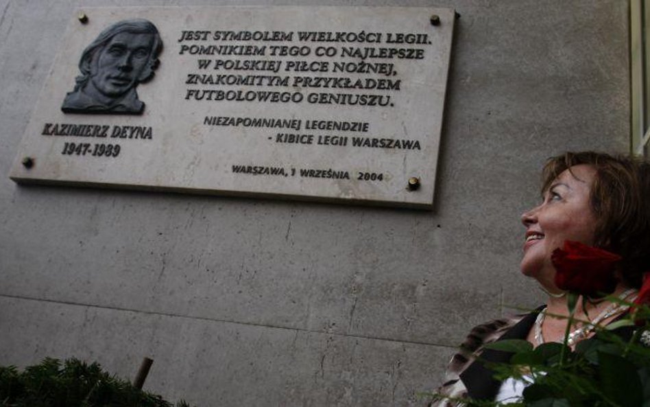 Pomnik Kazimierza Deyny stanie przy Łazienkowskiej